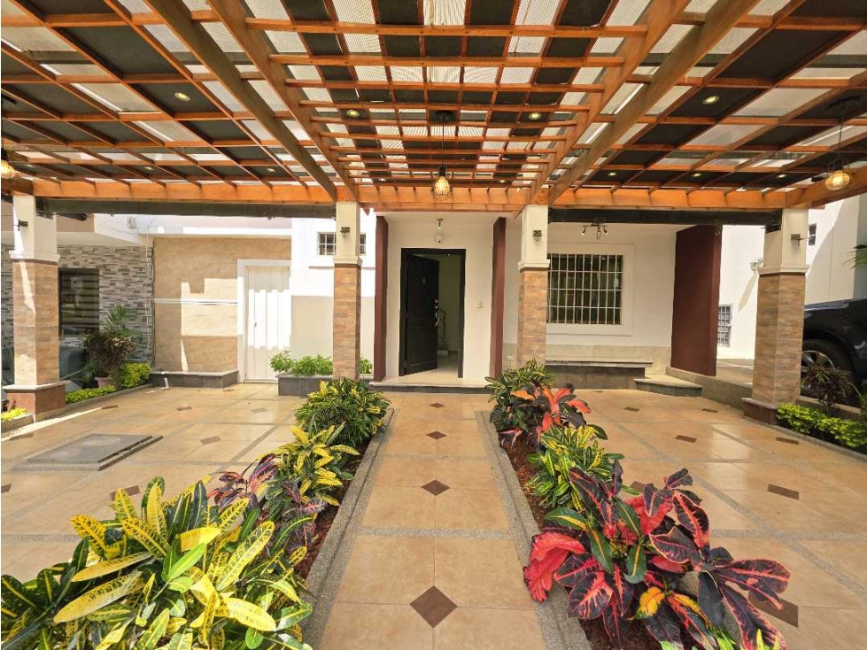 Casa remodelada de 4 dormitorios en Ciudad del Sol, Manta - 2