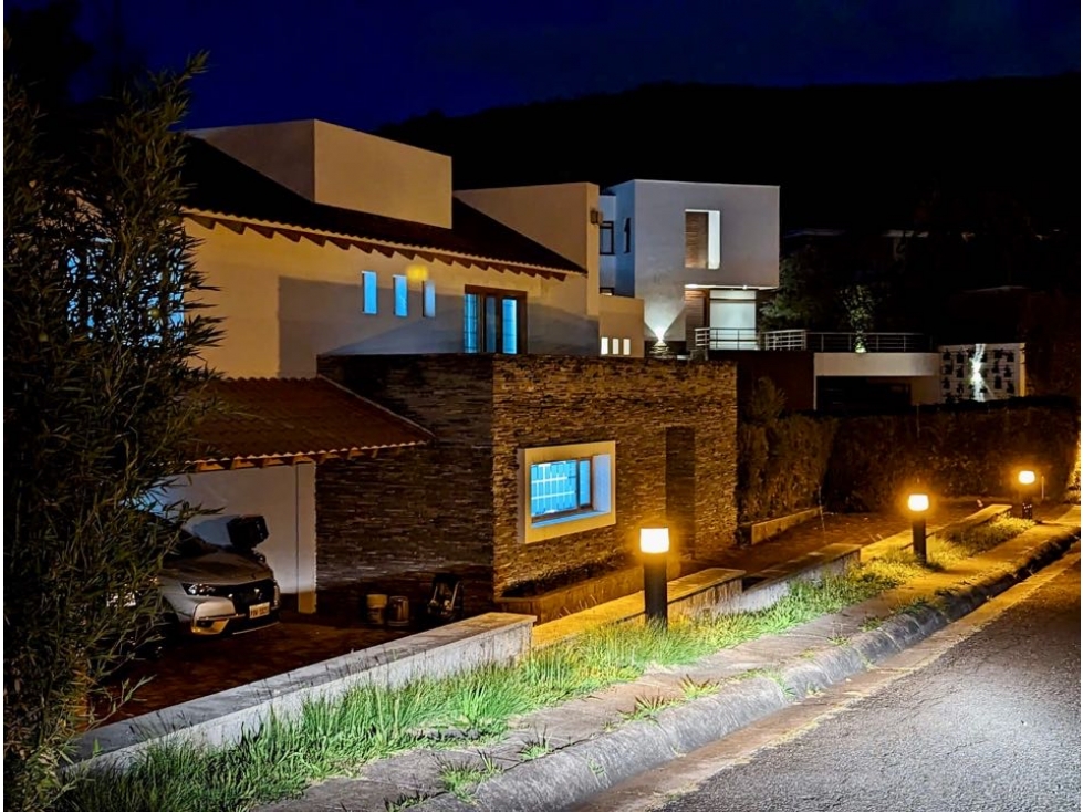 Casa en VENTA en Cumbayá con jardín amplio