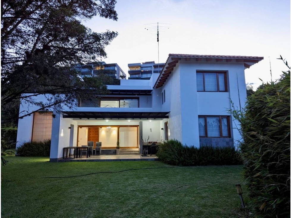 Casa en alquiler en Cumbayá con jardín amplio - 1