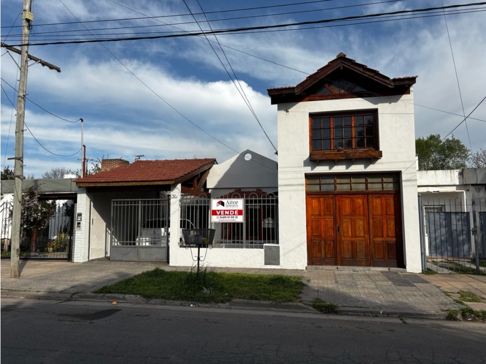 Casa en Ariel del Plata con 3 dormitorios, cochera y piscina en venta
