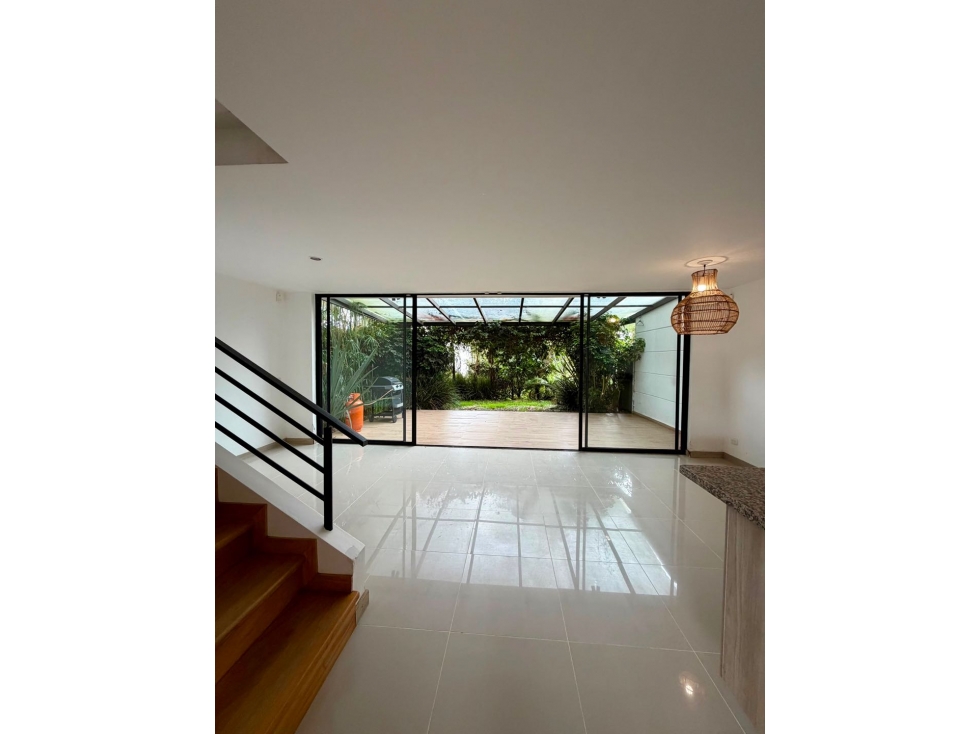 Casa en arriendo en el Retiro sector puro cuero