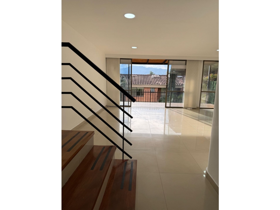 Casa en arriendo en envigado loma benedictinos