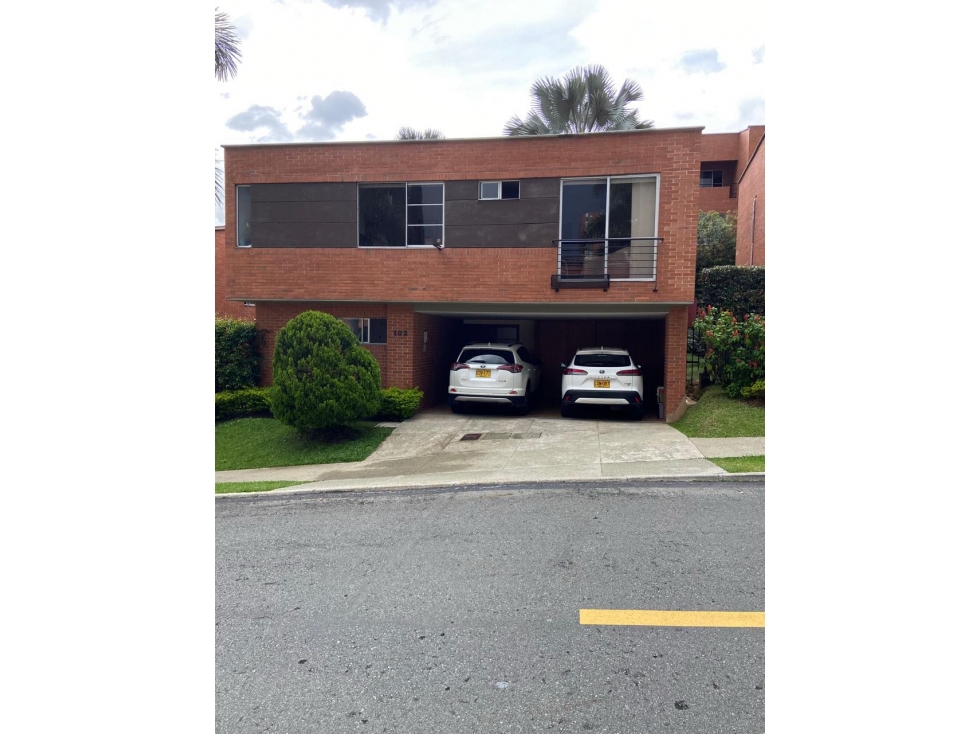 Casa en Benedictinos Envígado 220 metros 1690 millones