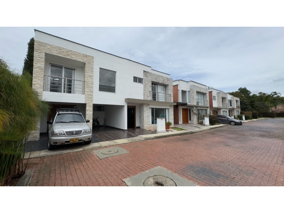 Hermosa casa más apartamento en condominio cerrado en la ceja LDC