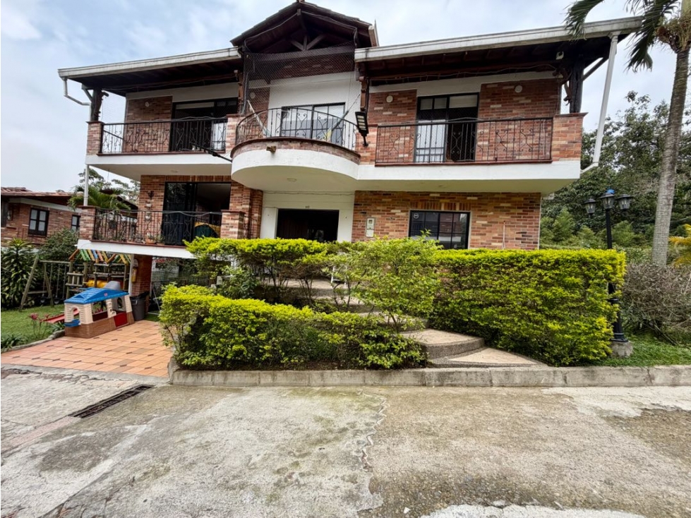 CASA DE 2 NIVELES EN CONDOMINIO CERRADO EN VENTA, SABANETA
