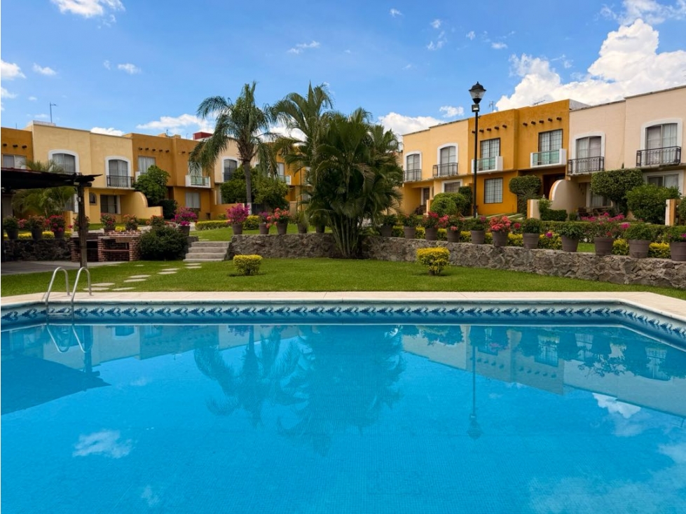 Casa en condominio con alberca y jardín con 100 M2 de construcción - 1