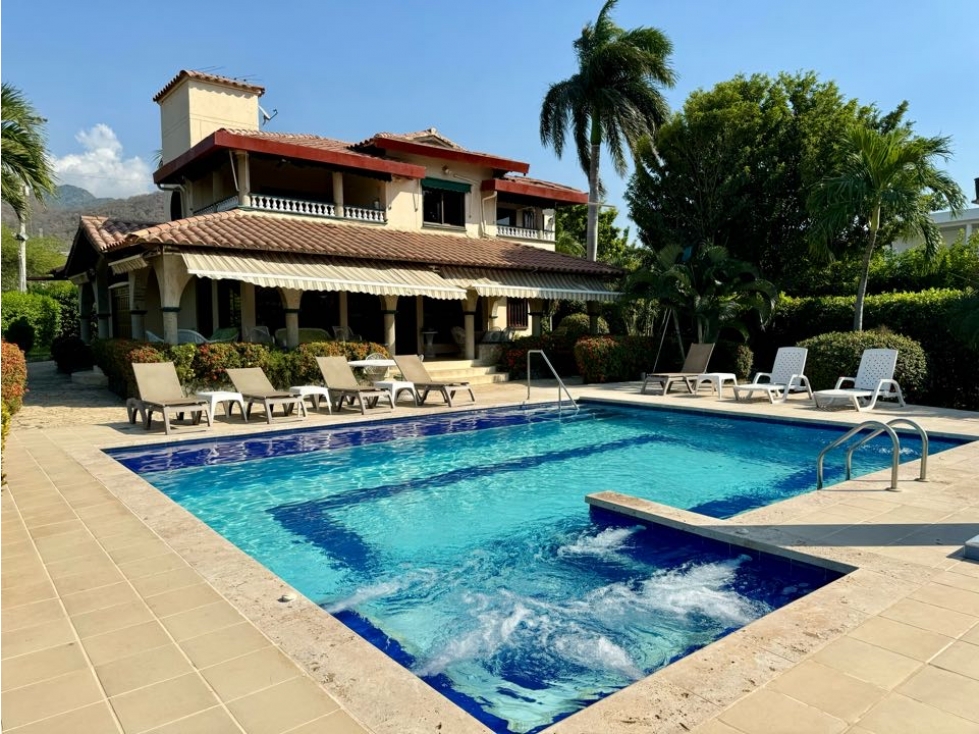 Casa en conjunto cerrado con vista lejana al mar - 1