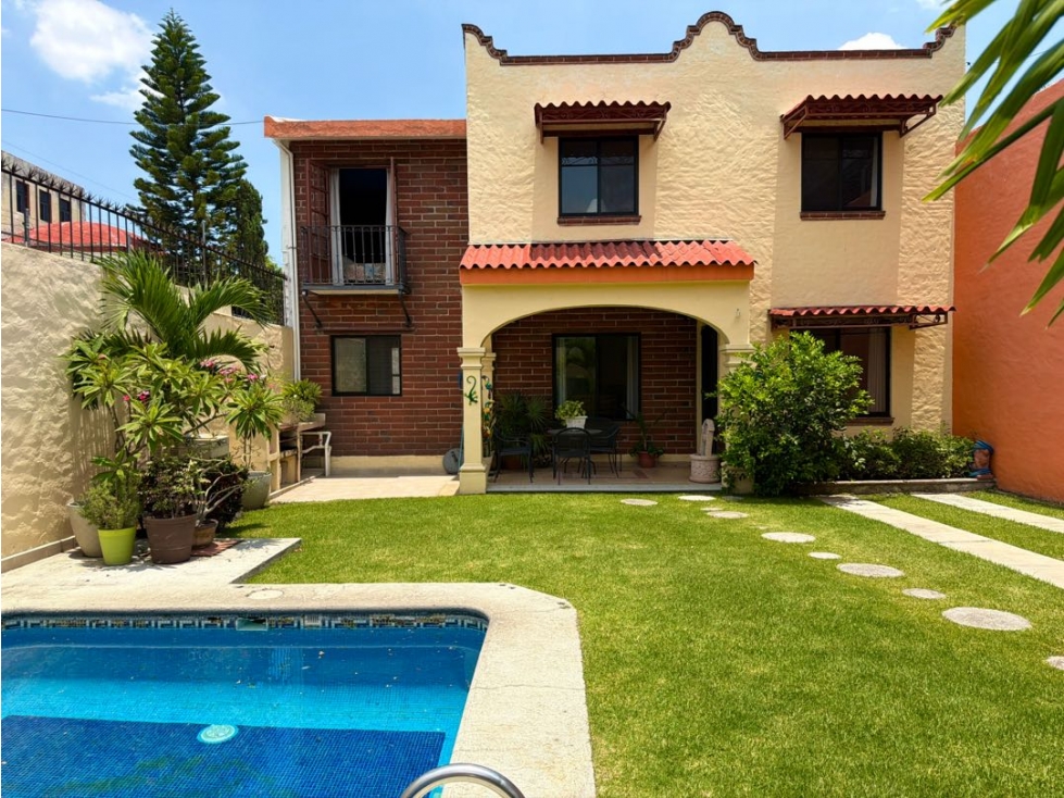 Casa en Cuernavaca con alberca y jardín privados en venta