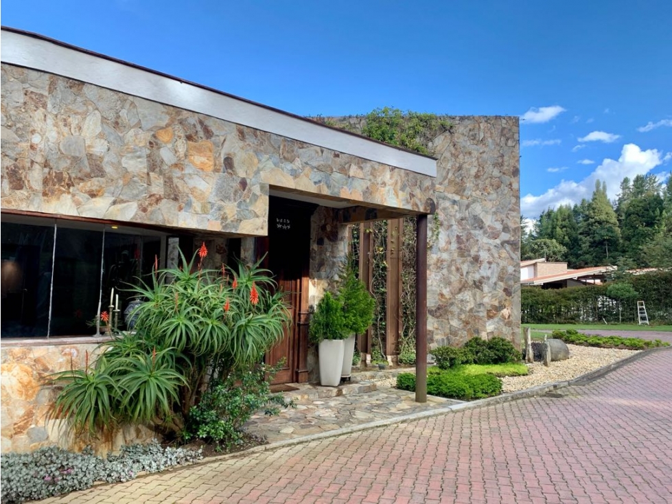 Casa en el Alto de las palmas, diseño atemporal, hermosa - 4