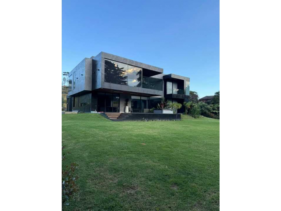 CASA MODERNA EN EL ALTO DE PAlMAS