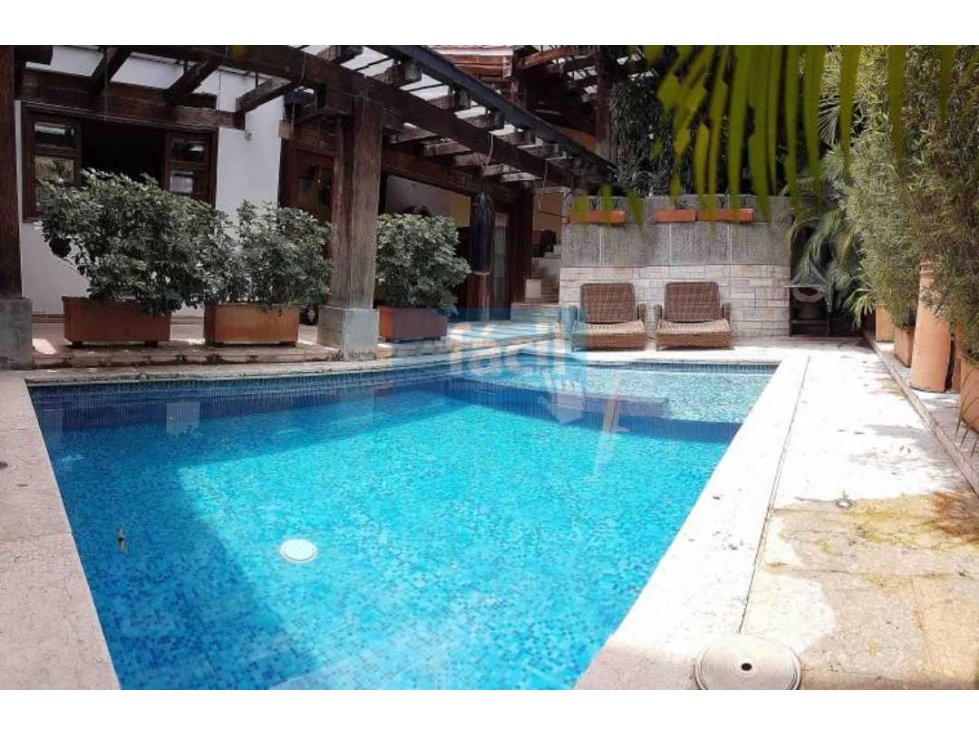 Casa remodelada con piscina y 5 garajes- barrio San.Antonio- Cali