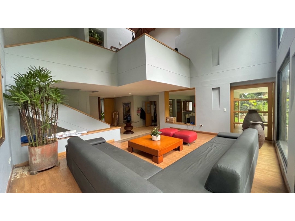 Casa en Venta en El Poblado - La Frontera, Medellín - 1.075 m² — foto 2