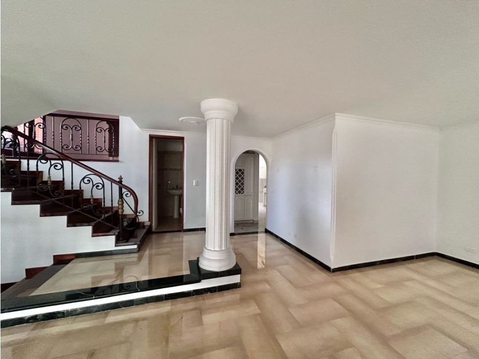 Casa en El Poblado Loma de Los Parra, 3 alcobas, estudio, jardín inter