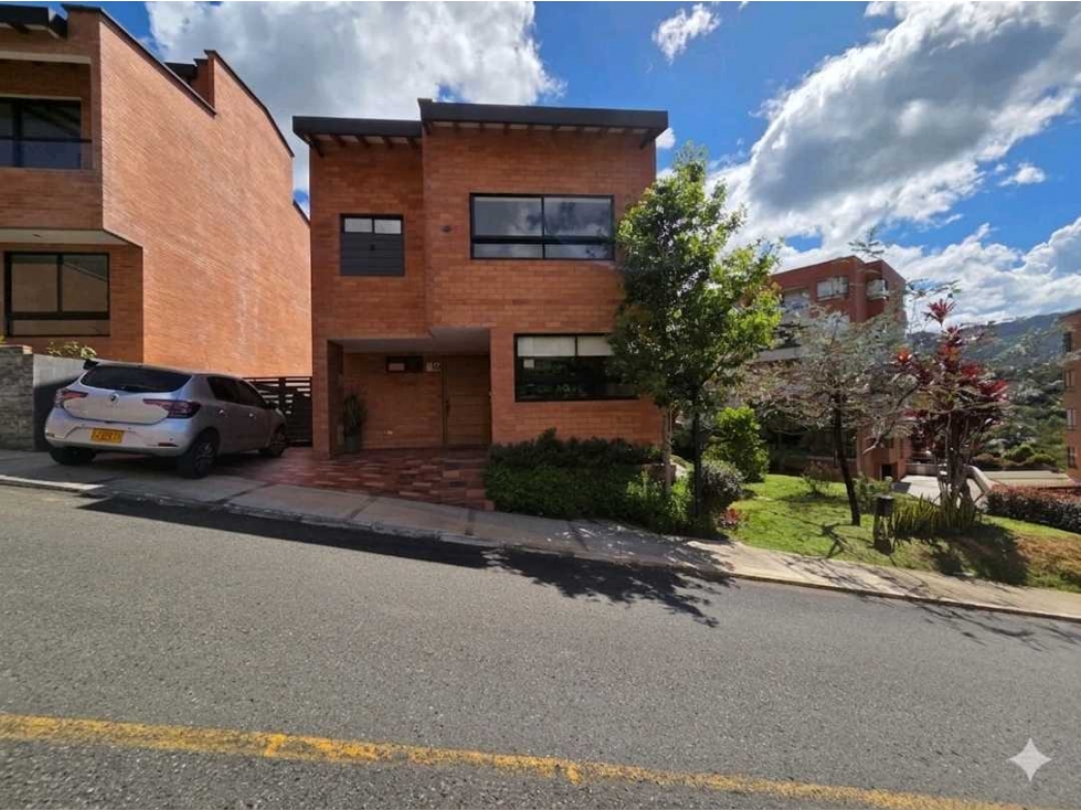CASA EN UNIDAD CERRADA EN EL RETIRO