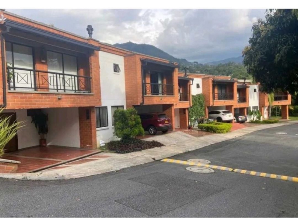 CASA EN ENVIGADO TRANSVERSAL INTER INTERMEDIA 2 NIVELES CERCA A C.C