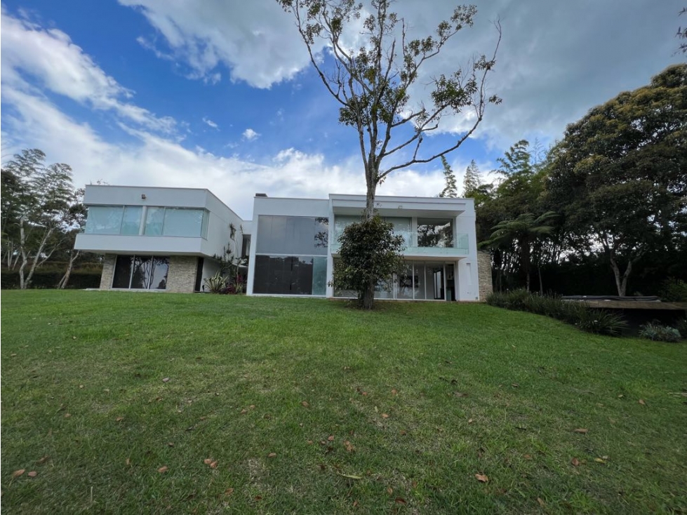 Casa en Exclusiva unidad en Llanogrande - 2