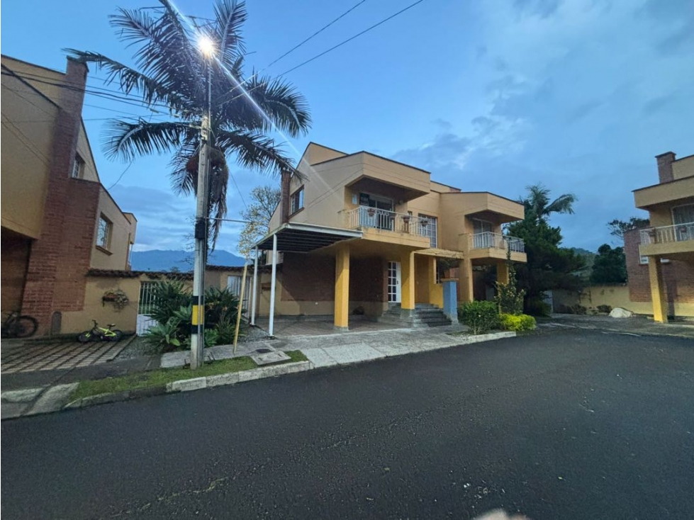 casa en la ceja en unidad cerrada con zona verde