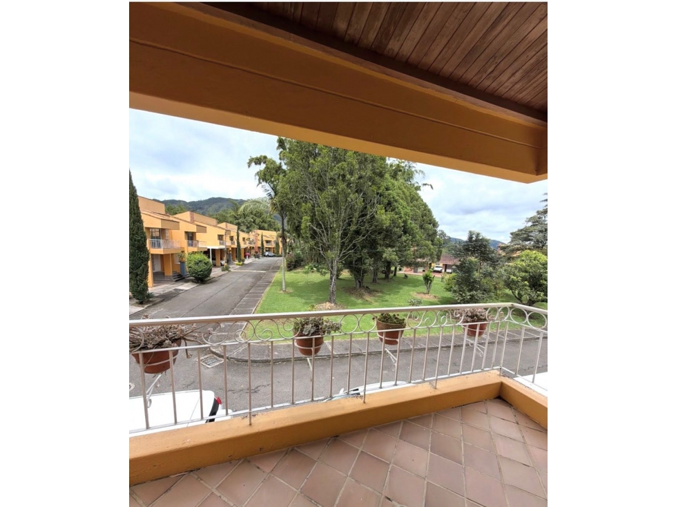 casa en la ceja en unidad cerrada con zona verde — foto 4