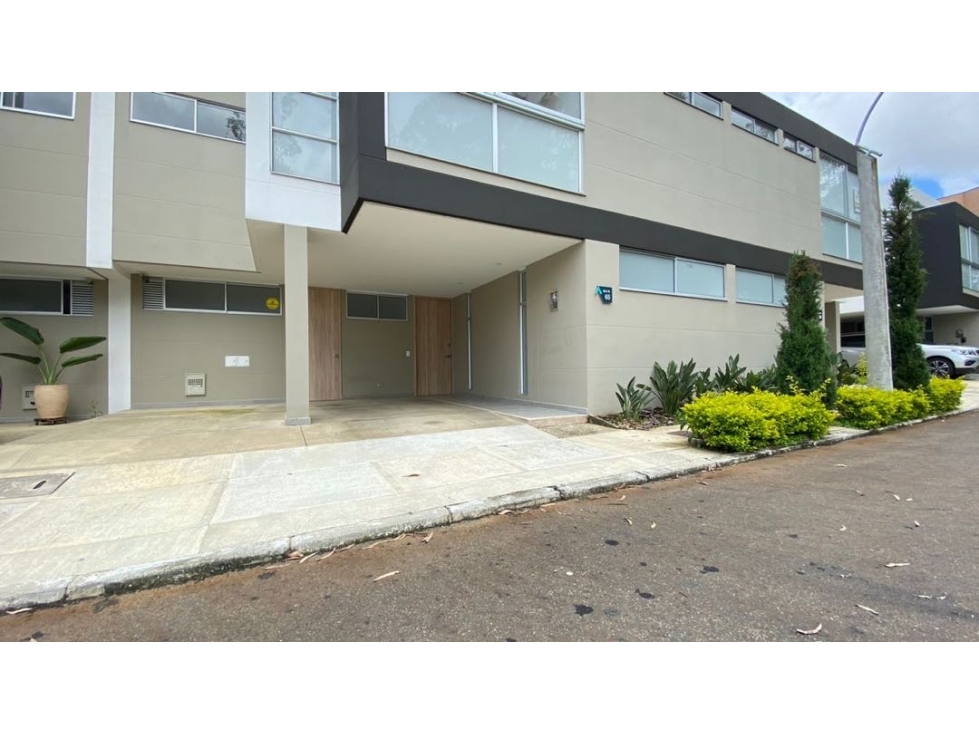 CASA EN LLANOGRANDE EN UNIDAD CERRADA SECTOR GUALANDAY