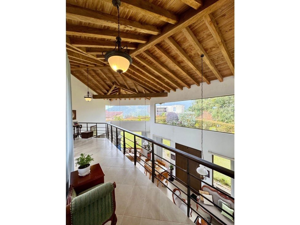 Casa en Loma del Escobero parte Alta (*)