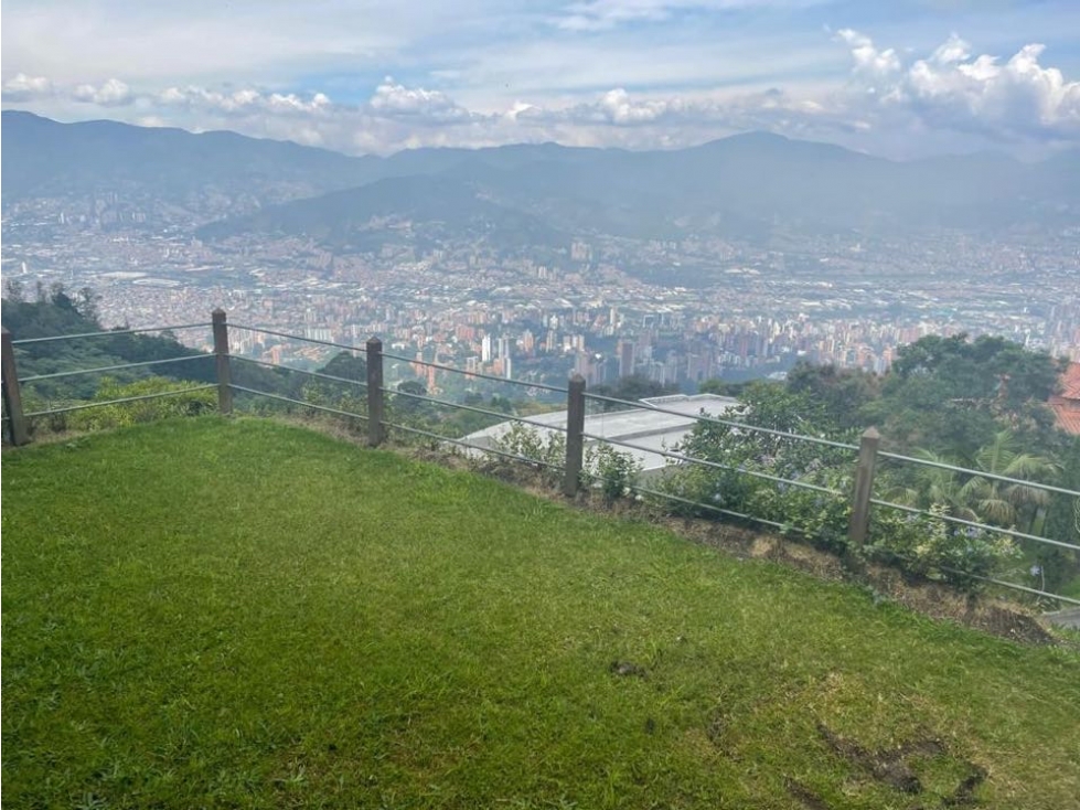 CASA EN MEDELLÍN CON VISTA A LA CIUDAD — foto 2