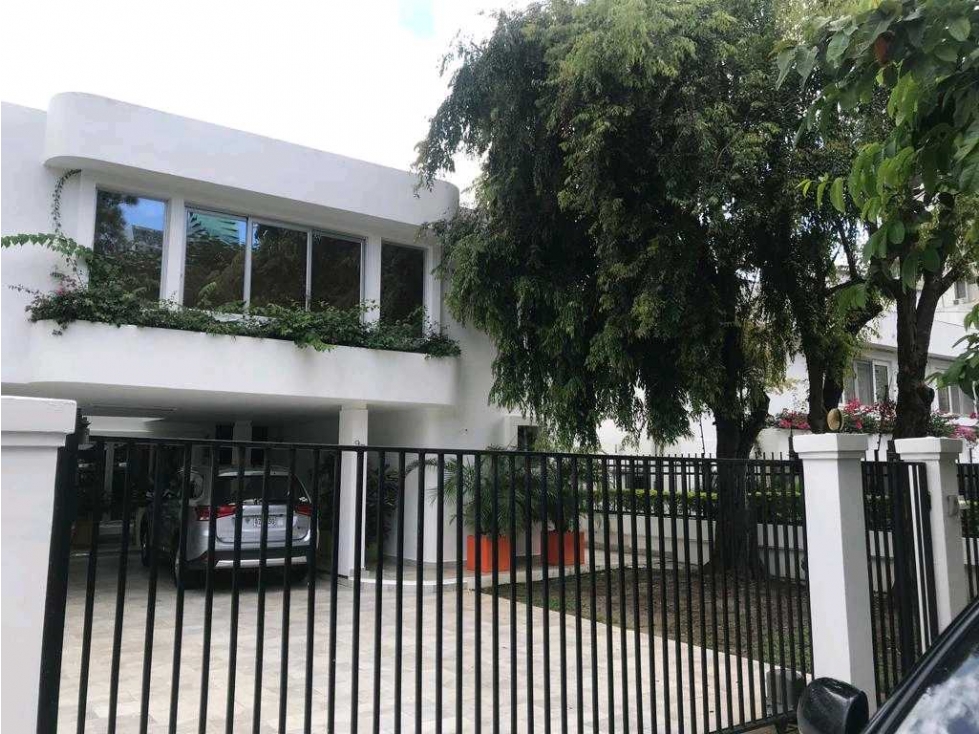 CASA DUPLEX EN OBARRIO REMODELADA CON PATIO 4REC 4.5B CBE 441M2