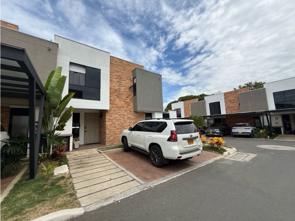 CASA EN PANCE EN CONJUNTO MODERNA