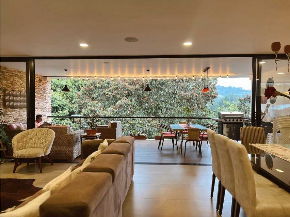 Casa de un nivel en parcelación con bosque nativo en el Retiro