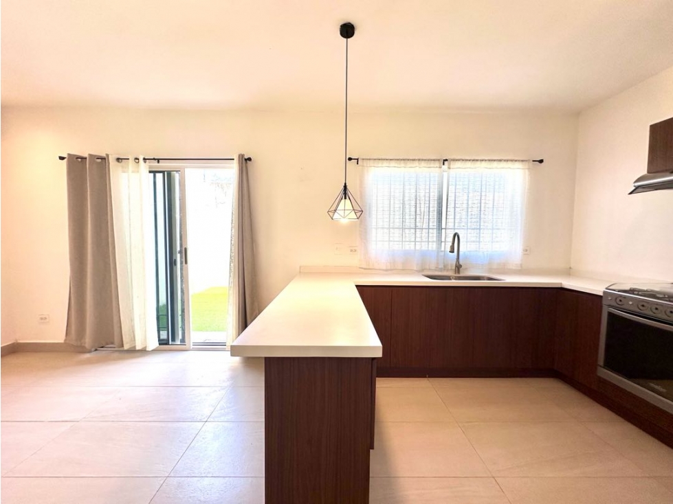 Casa en renta de tres pisos con PANELES en Lumina Dominio Cumbres — foto 2