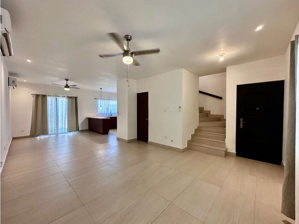 Casa en renta de tres pisos con PANELES en Lumina Dominio Cumbres — foto 6