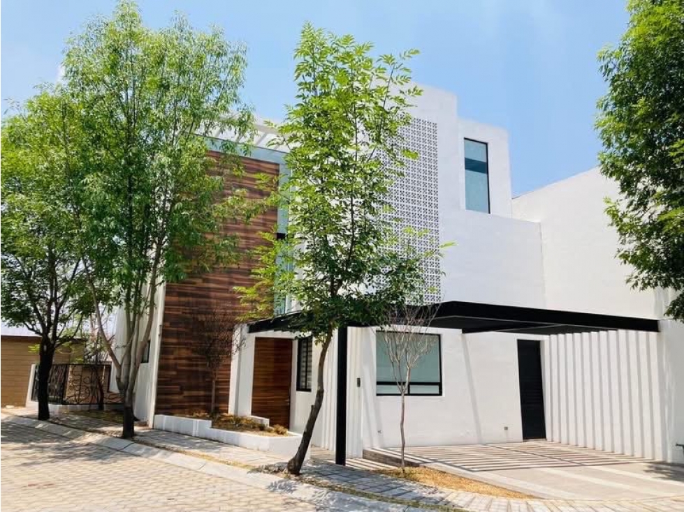 Casa en renta con recámara en planta baja y cluster con alberca