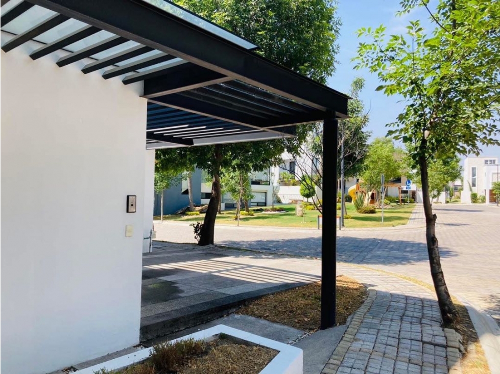 Casa en renta con recámara en planta baja y cluster con alberca - 2