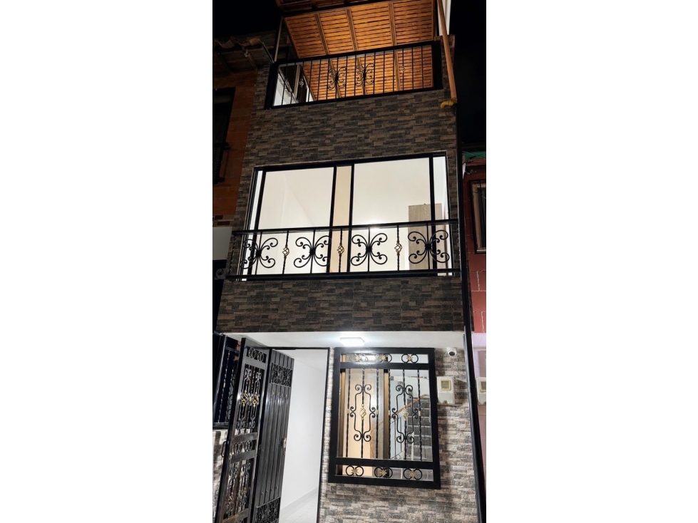 Casa en robledo Santa María 3 niveles, reformada