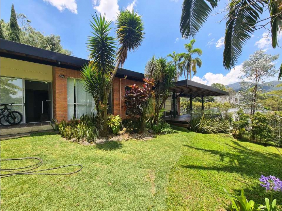 Casa en Loma del Escobero, Espaciosa y Moderna, con Vista a la Ciudad