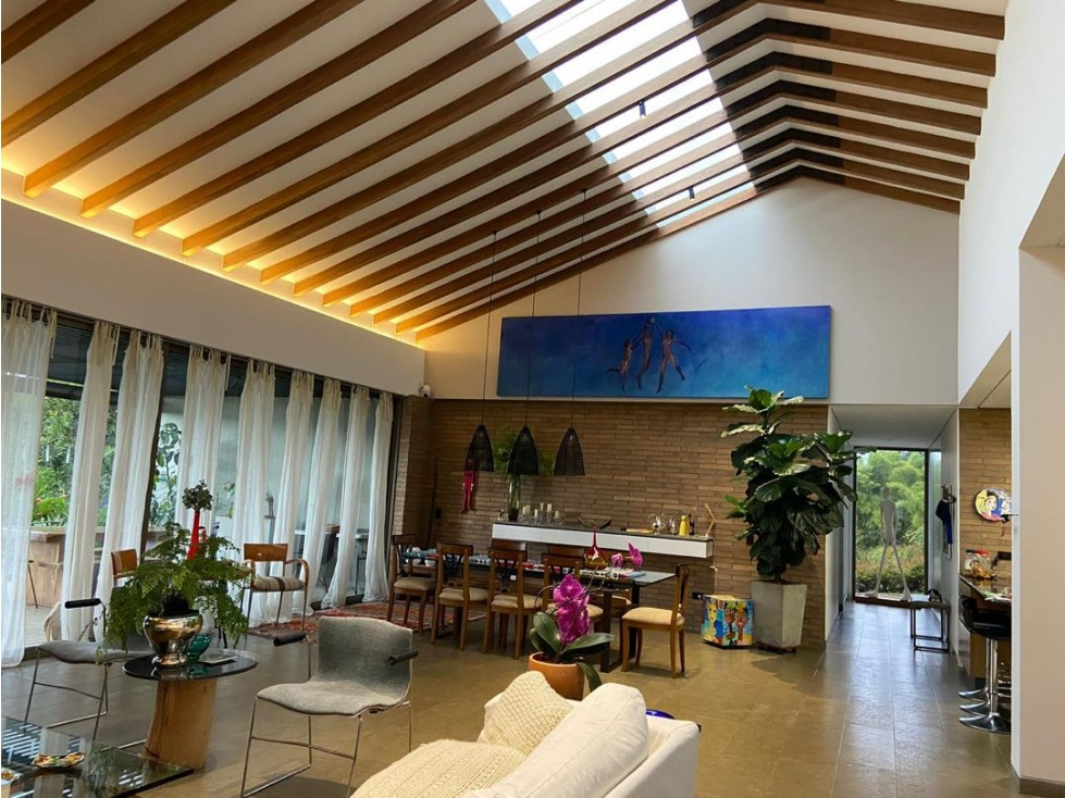 CASA EN UNIDAD CERRADA AL LADO DEL CLUB LLANOGRANDE