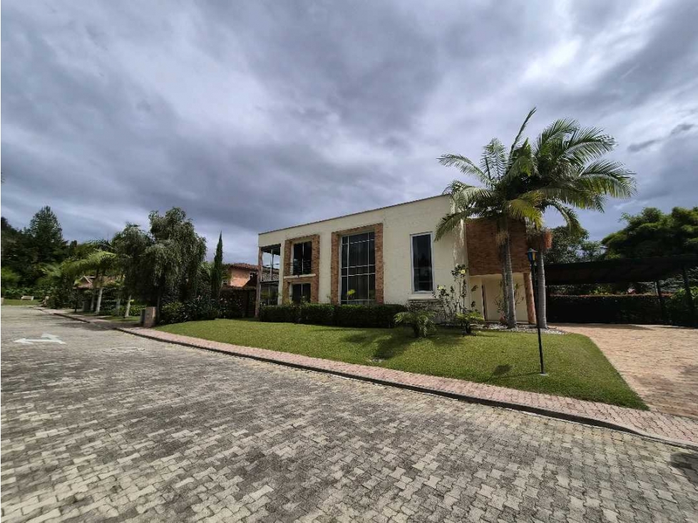 CASA EN UNIDAD CERRADA EN EL RETIRO