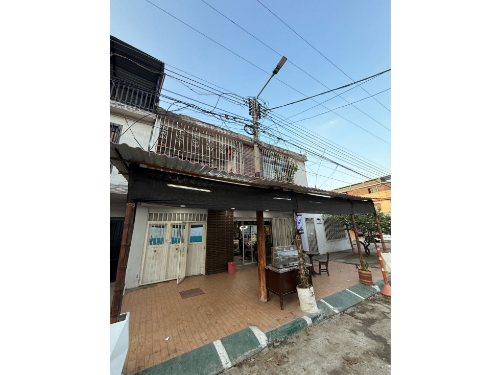 CASA EN VENTA 2PISOS CON 2 LOCALES COMERCIALES EN LA FLORESTA
