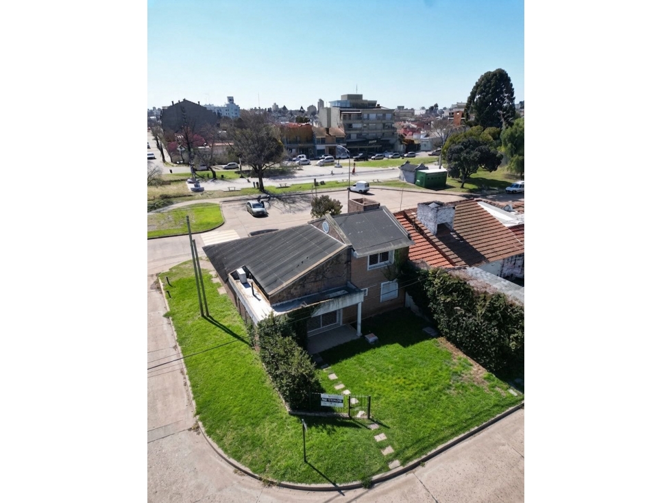 Casa en VENTA 4 ambientes FRENTE A LA PLAZOLETA - 2