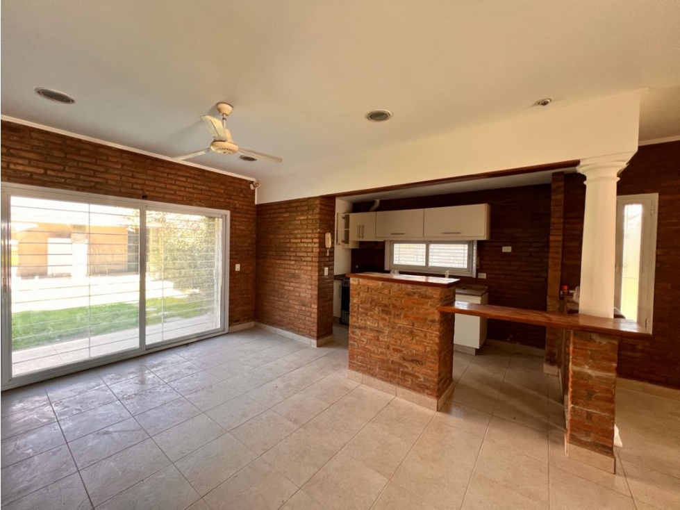 Casa en VENTA 4 ambientes FRENTE A LA PLAZOLETA — foto 2