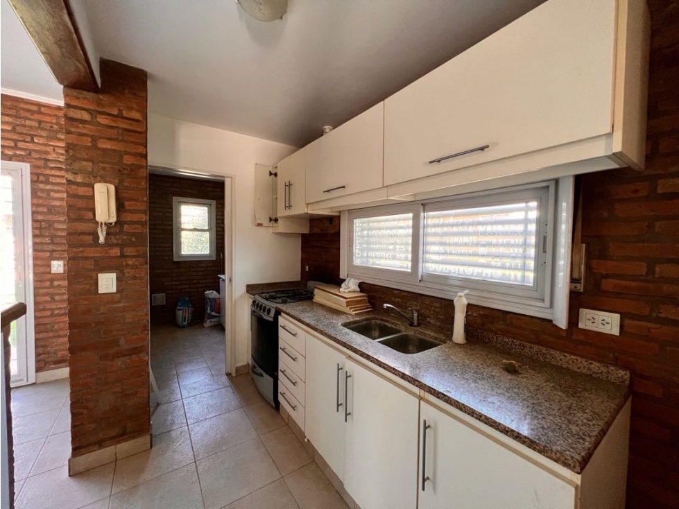 Casa en VENTA 4 ambientes FRENTE A LA PLAZOLETA — foto 3