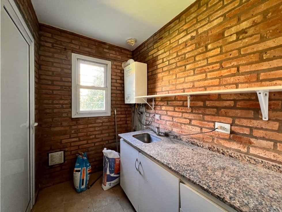 Casa en VENTA 4 ambientes FRENTE A LA PLAZOLETA — foto 4