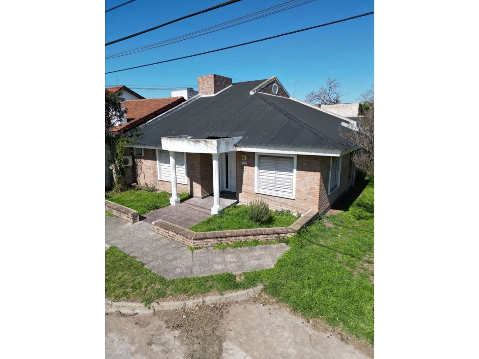 Casa en VENTA 4 ambientes FRENTE A LA PLAZOLETA