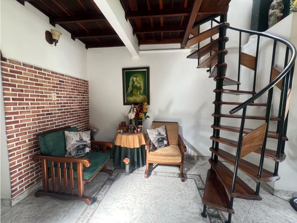 Casa en venta a 2 cuadras de la iglesia y el Metro San Javier