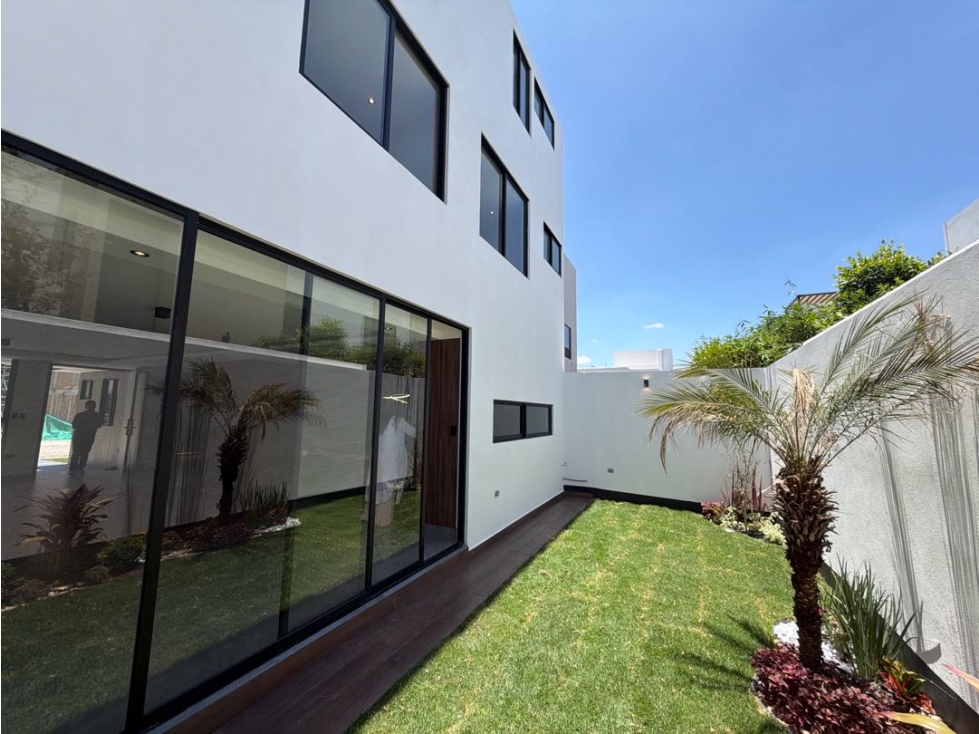 Casa en venta a estrenar con 5 recámaras en Lomas de Angelopolis - 2