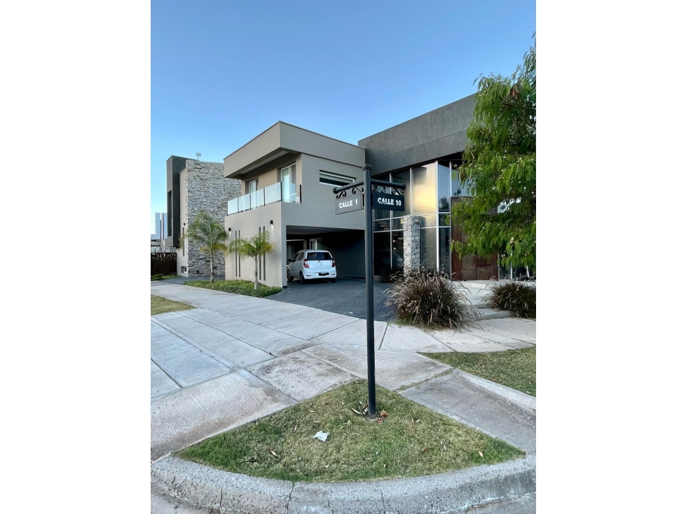 Casa en Alquiler 430 m2 Barrio La Bastilla - 1