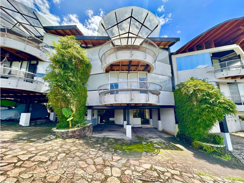 CASA EN VENTA | CENTRO DE VALLE DE BRAVO | VISTA AL LAGO