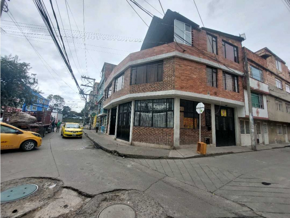 CASA EN VENTA CON 2 LOCALES Y APARTAMENTOS EN ENGATIVA VILLA EL DORADO