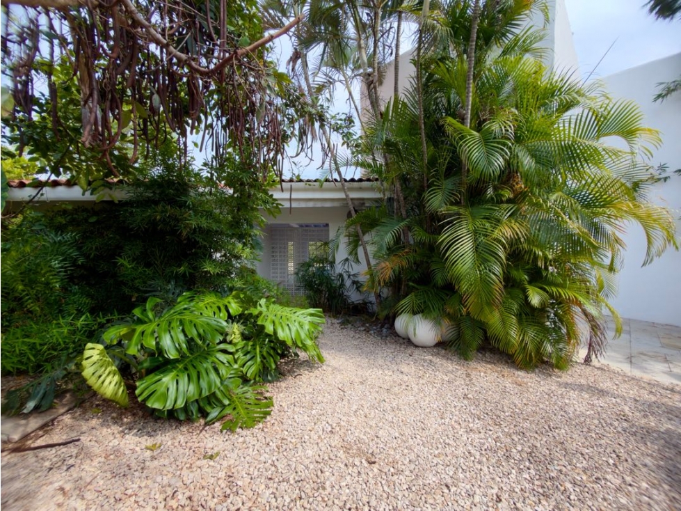 Casa en venta con alberca y jardín privados en Frac. Lomas de Cocoyoc - 2