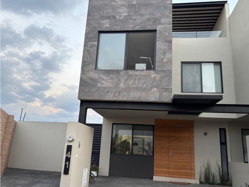 Casa en venta con amplio jardín y roofgarden — foto 2
