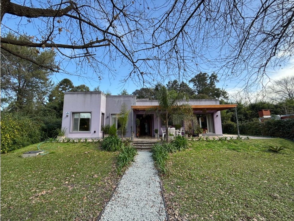 Casa en venta con dos dormitorios, parque, piscina y quincho - 1